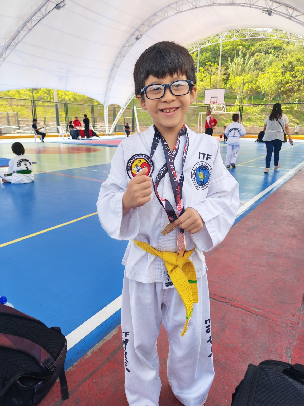 Ignacio Espinoza, taekwondista peruano, muestra sus medallas de Taekwon-Do ITF