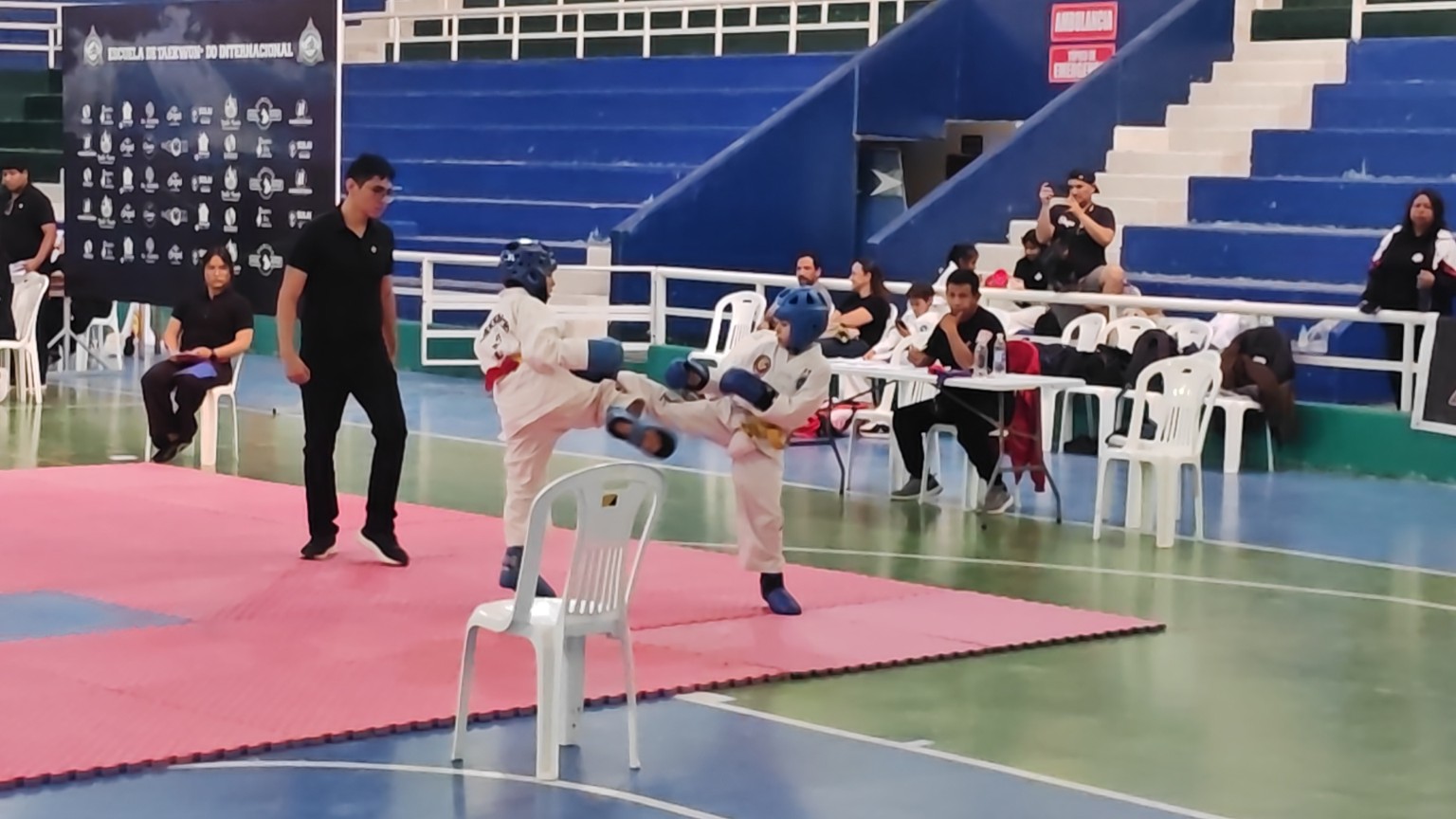 Ignacio ejecuta una técnica de pierna durante el combate en Oxapampa