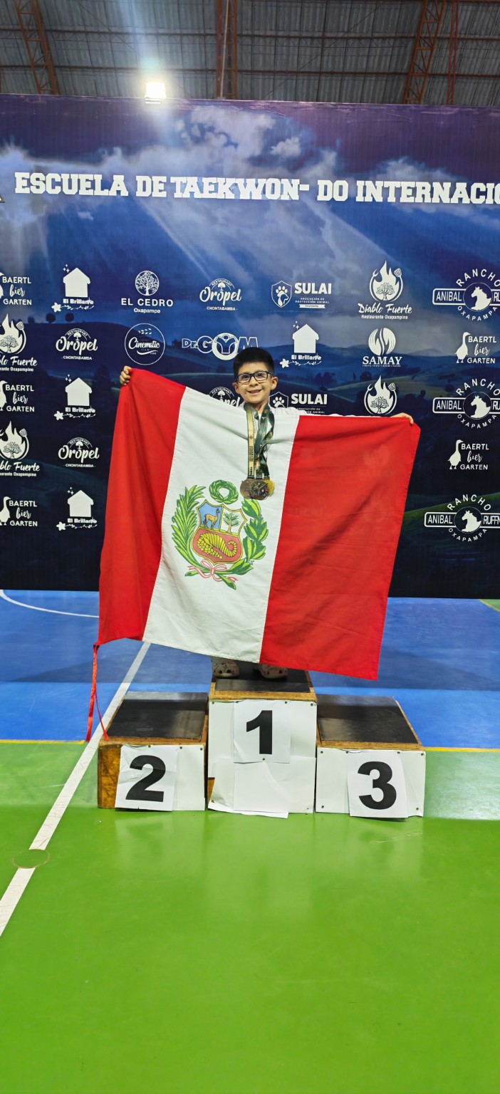 Ignacio en el primer lugar del podio con la bandera del Perú